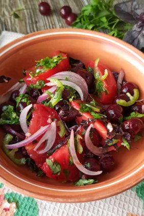 Салат из помидоров с вишней по-азербайджански